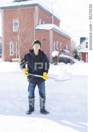 Snow scraping 9525016