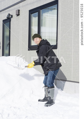 Snow scraping 9525018