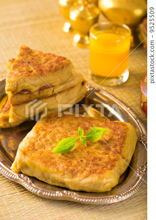 arab bread stuffed with meat 9525509