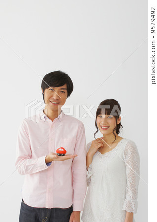 Couple with car 9529492