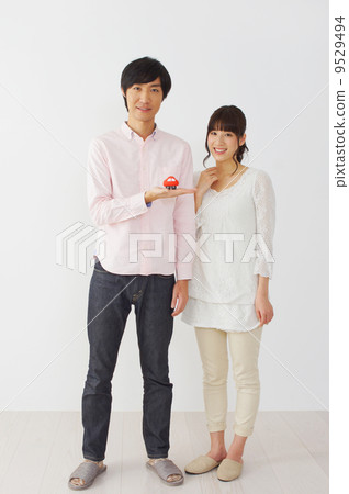 Couple with car 9529494