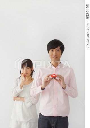 Husband with car and troubled wife 9529495