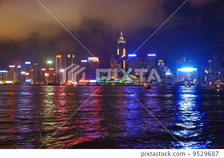 從維多利亞港看見的港島夜視圖 從維多利亞港看見的港島夜視圖 9529687