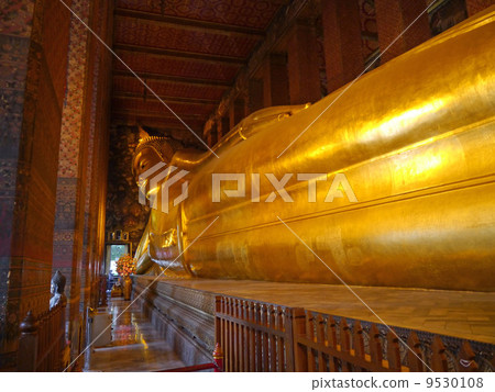 Golden reclining Buddha statue of Thai "Wat Pho" Golden reclining Buddha statue of Thai "Wat Pho" 9530108