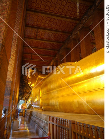 Golden reclining Buddha statue of Thai "Wat Pho" Golden reclining Buddha statue of Thai "Wat Pho" 9530109