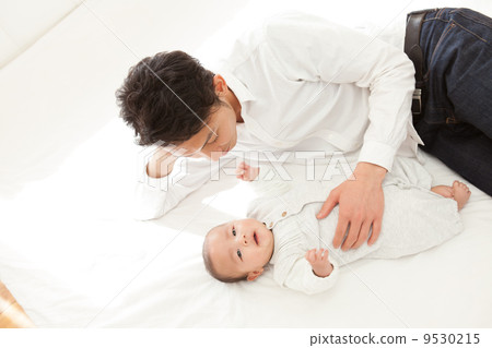 4 months old baby and dad 9530215