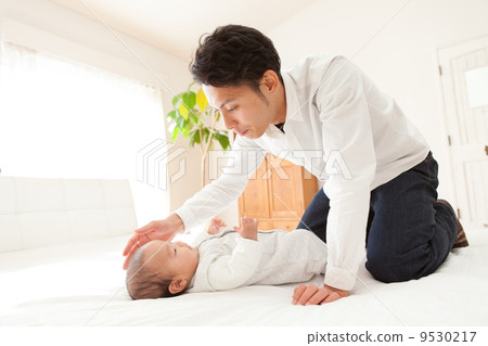 4 months old baby and father 9530217