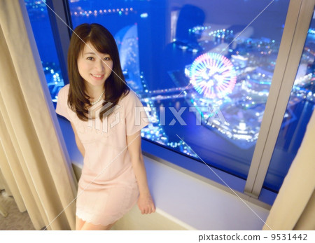 窗邊的一名年輕女子，你可以看到橫濱的夜景 9531442