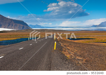 Highway through South Icelandic landscape 9531640
