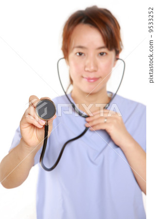 審查與聽診器的女性醫生 審查與聽診器的女性醫生 9533252
