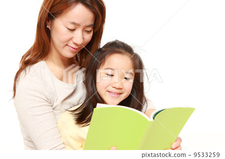 Parents and children reading books Parents and children reading books 9533259