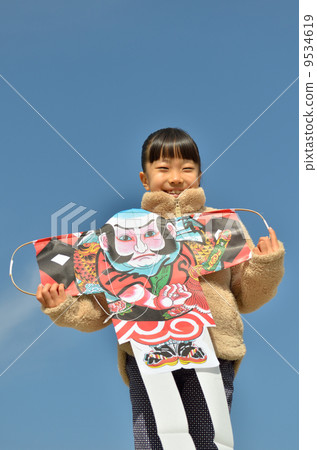 享受風箏飛行的女孩 享受風箏飛行的女孩 9534619