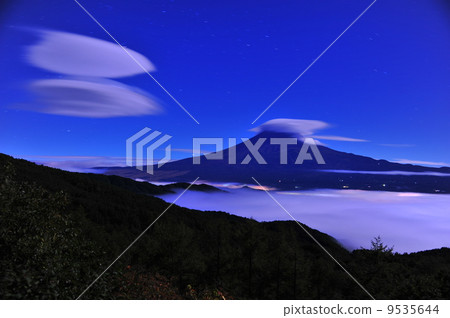 垂懸的月光和富士山的雲彩 9535644