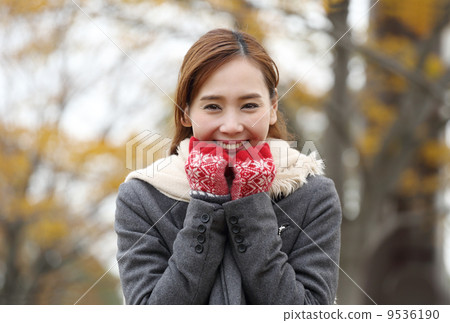 一件外套的一名年輕女子 9536190