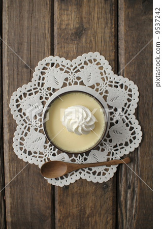 蒸蛋布丁佐新鮮奶油 9537242