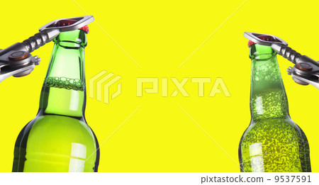 Opening beer bottle with metal opener 9537591