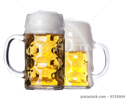 Frosty fresh beer set with foam 9539984