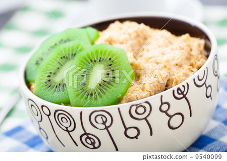 Bowl of oats porridge with kiwi Bowl of oats porridge with kiwi 9540099