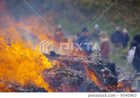 熊本縣美里町的綠川湖失落的節日遊客在火焰和烈焰中搖晃 熊本縣美里町的綠川湖失落的節日遊客在火焰和烈焰中搖晃 9540963