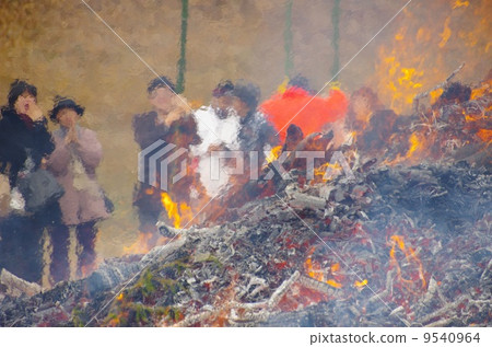 熊本縣美里町的綠川湖失落的節日遊客在火焰和烈焰中搖晃 9540964