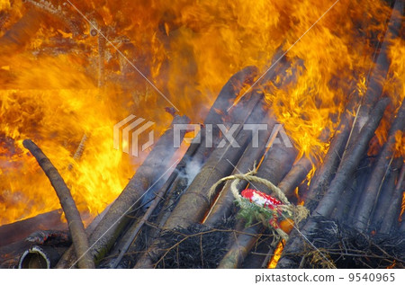 熊本縣美里町的綠川湖節竹節和新年裝飾燃燒 9540965