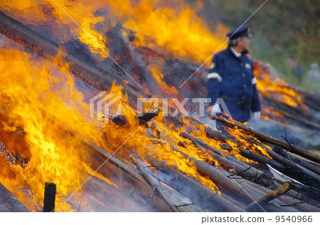 熊本縣美鄉町的綠川湖節日在竹子櫻花的火焰和烈火中搖曳的神風 熊本縣美鄉町的綠川湖節日在竹子櫻花的火焰和烈火中搖曳的神風 9540966