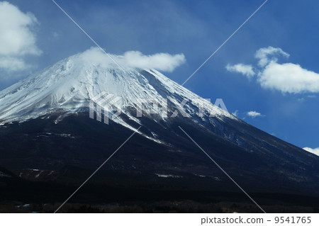 雲中的富士山 9541765