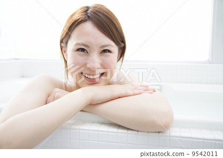 一位年輕的女士洗澡 一位年輕的女士洗澡 9542011