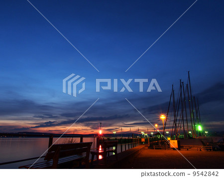 博登湖Boden港的夜視圖 9542842