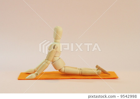 擺姿勢瑜伽眼鏡蛇 9542998