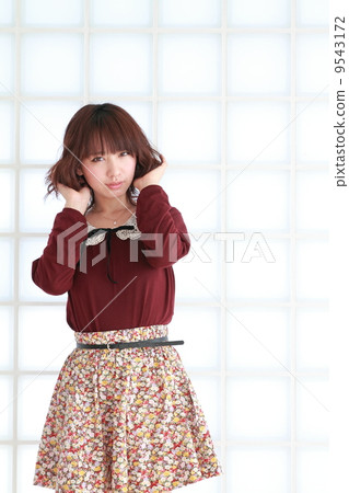 美麗的女人適合她半長（頭髮目錄） 9543172