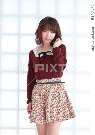 美麗的女人適合她半長（頭髮目錄） 9543173