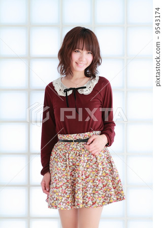 美麗的女人適合她半長（頭髮目錄） 9543174