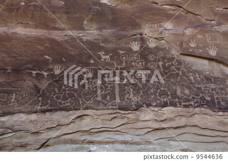 梅薩維德國家公園的刻在岩石上的文字 9544636