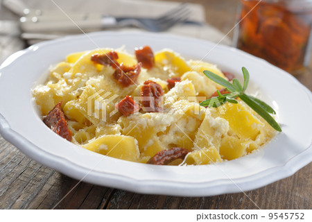 Fettuccine Alfredo with Parmesan and tomato Fettuccine Alfredo with Parmesan and tomato 9545752
