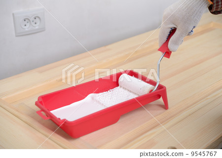 Painting a door 9545767