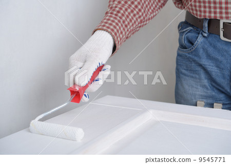 Painting a door 9545771
