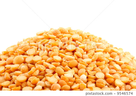 Pile of yellow split peas on white 9546574