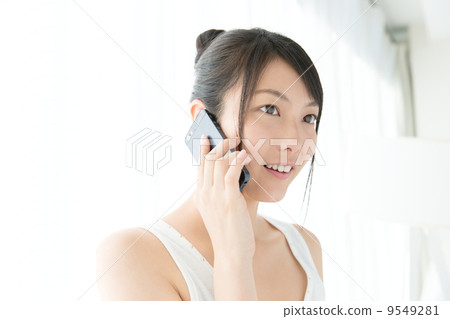 一個女人用手機 一個女人用手機 9549281