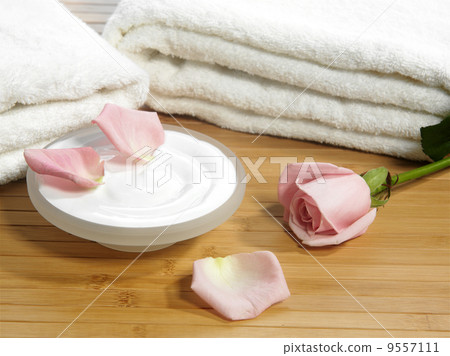 Spa essentials (cream, white towel and pink rose) Spa essentials (cream, white towel and pink rose) 9557111