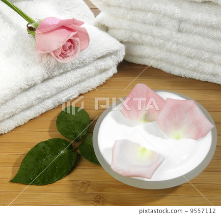 Spa essentials (cream, white towel and pink rose) Spa essentials (cream, white towel and pink rose) 9557112