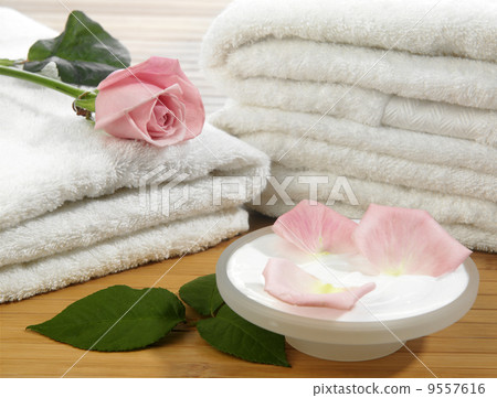 Spa essentials (cream, white towel and pink rose) 9557616