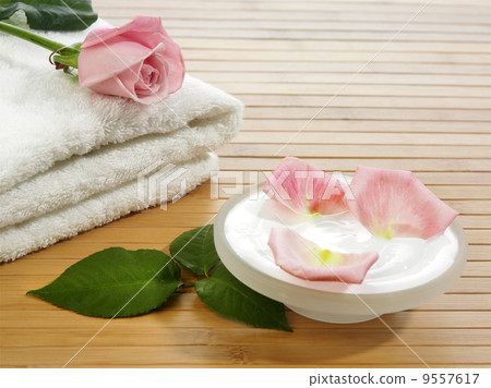 Spa essentials (cream, white towel and pink rose) Spa essentials (cream, white towel and pink rose) 9557617