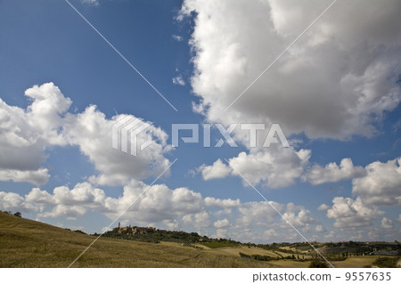 relaxing landscape of tuscan rural area in a beautiful day 9557635