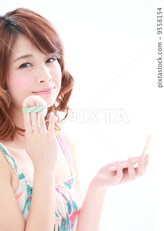 A young lady who makes a makeup 9558154