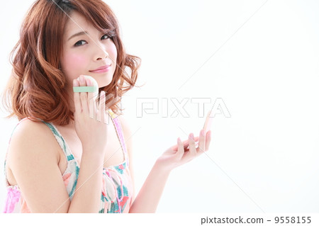 一位化妝的年輕女士 9558155