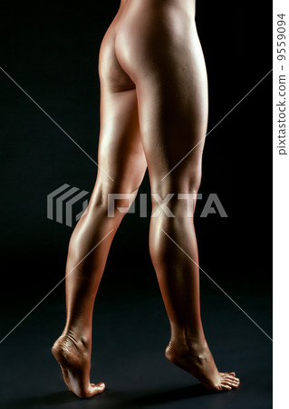 Slender female legs like bronze statue 9559094