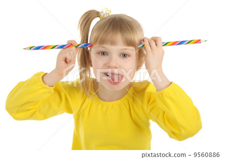 Little girl with colour pencils 9560886