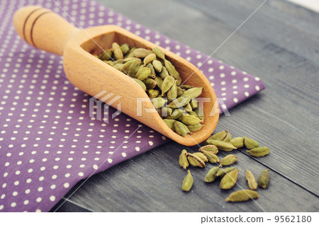 Dry cardamom seeds Dry cardamom seeds 9562180