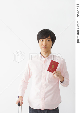 一個男人帶著護照 9564511